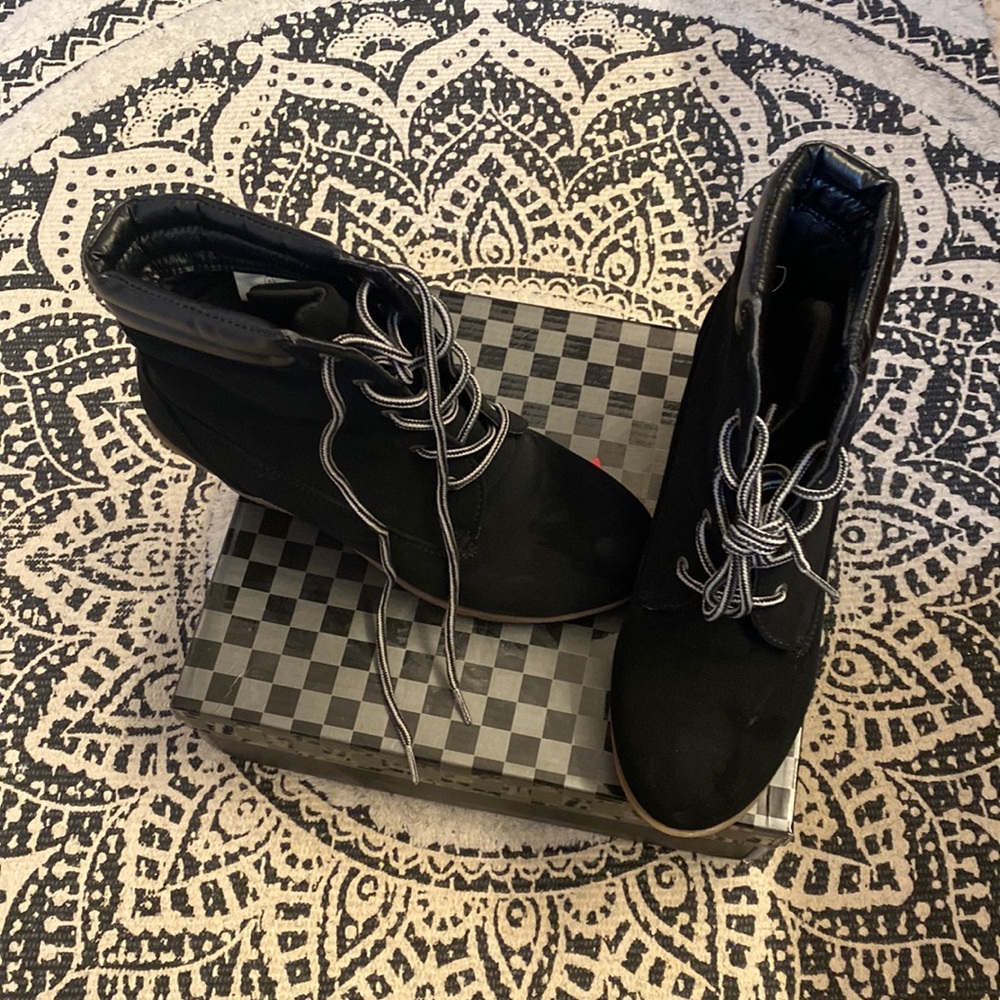 California collection shoes by Carrini, size 8, color black